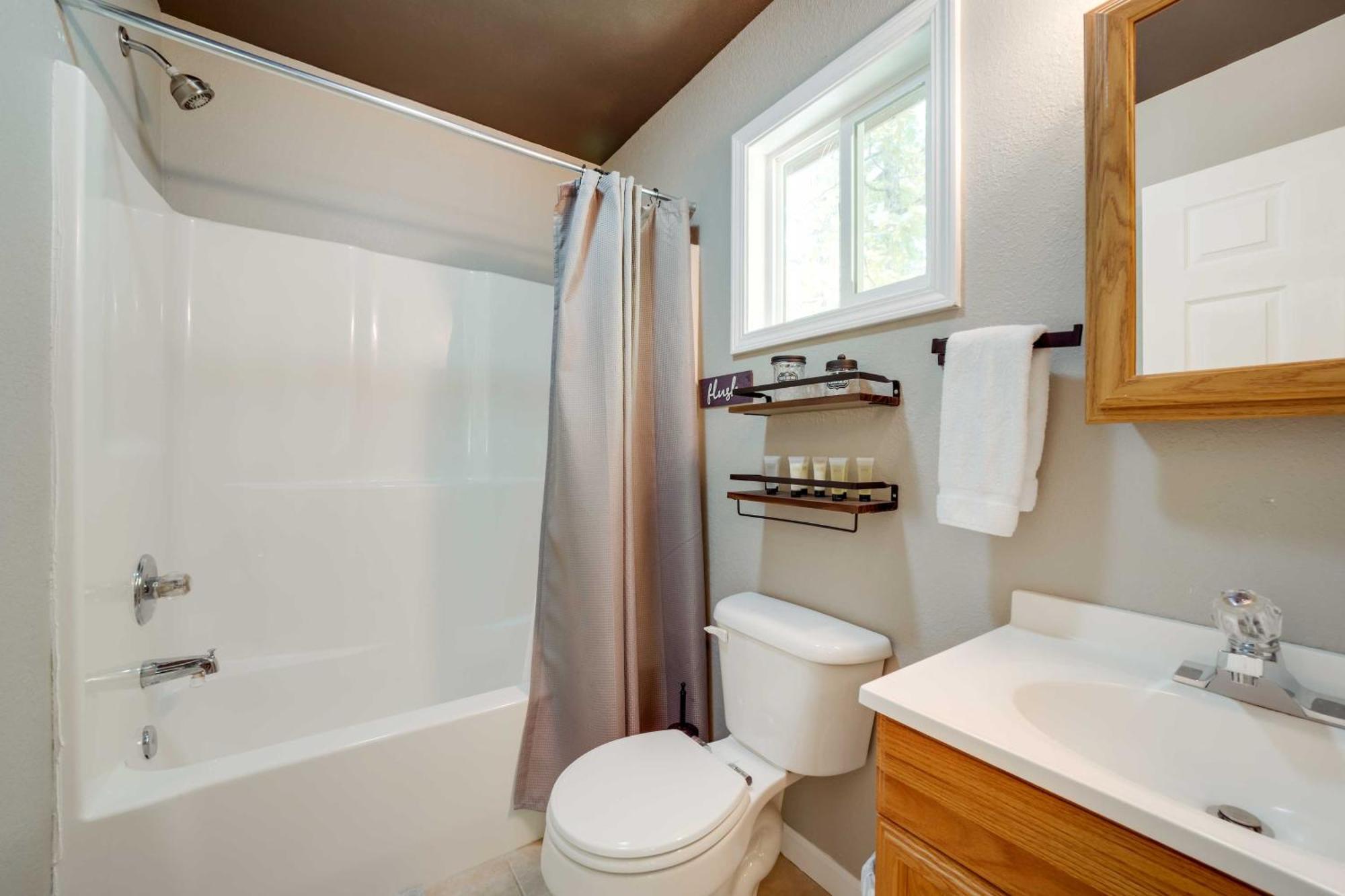 Cozy Whittier Cabin And Yard And Hot Tub, Pets Welcome Eksteriør billede